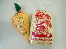 ポン菓子屋大阪作り方9　ポン菓子ポン菓子用の袋に詰めます